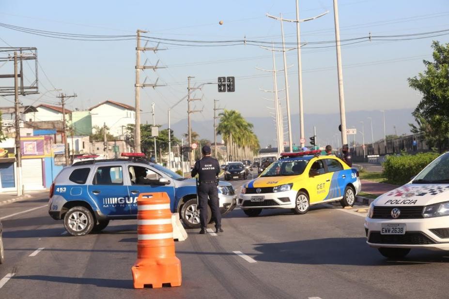 Via com cone e viaturas da polícia, CET e guarda municipal. Há também um agente da guarda municipal. #paratodosverem