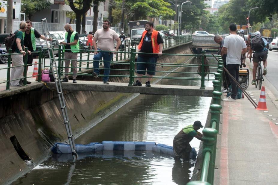 operários instalam barreira #paratodosverem 