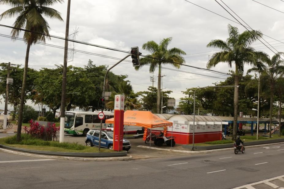 Imagem panorâmica da base, com árvores do jardim da orla ao fundo. #pracegover