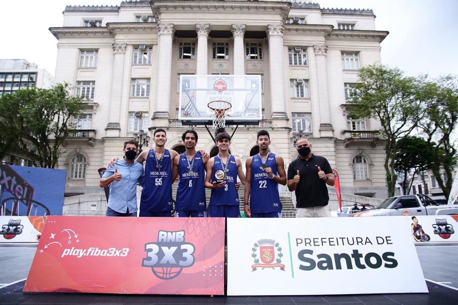 Equipe com medalha na frente da prefeitura #paratodosverem