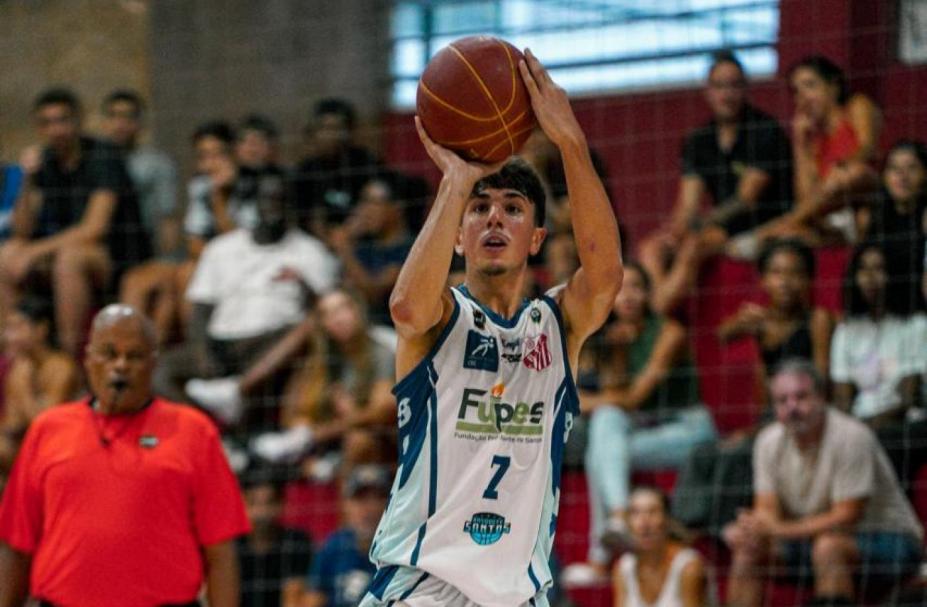 atleta de basquete faz arremesso #paratodosverem