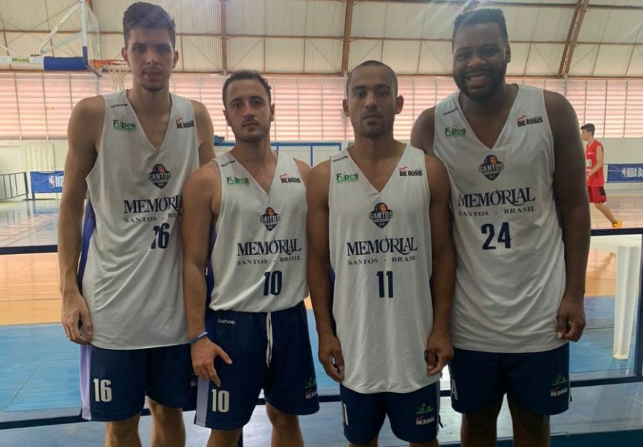 Quatro jogadores de basquete da equipe #paratodosverem