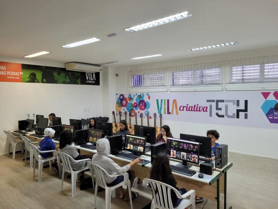pessoas em computadores na sala #paratodosverem