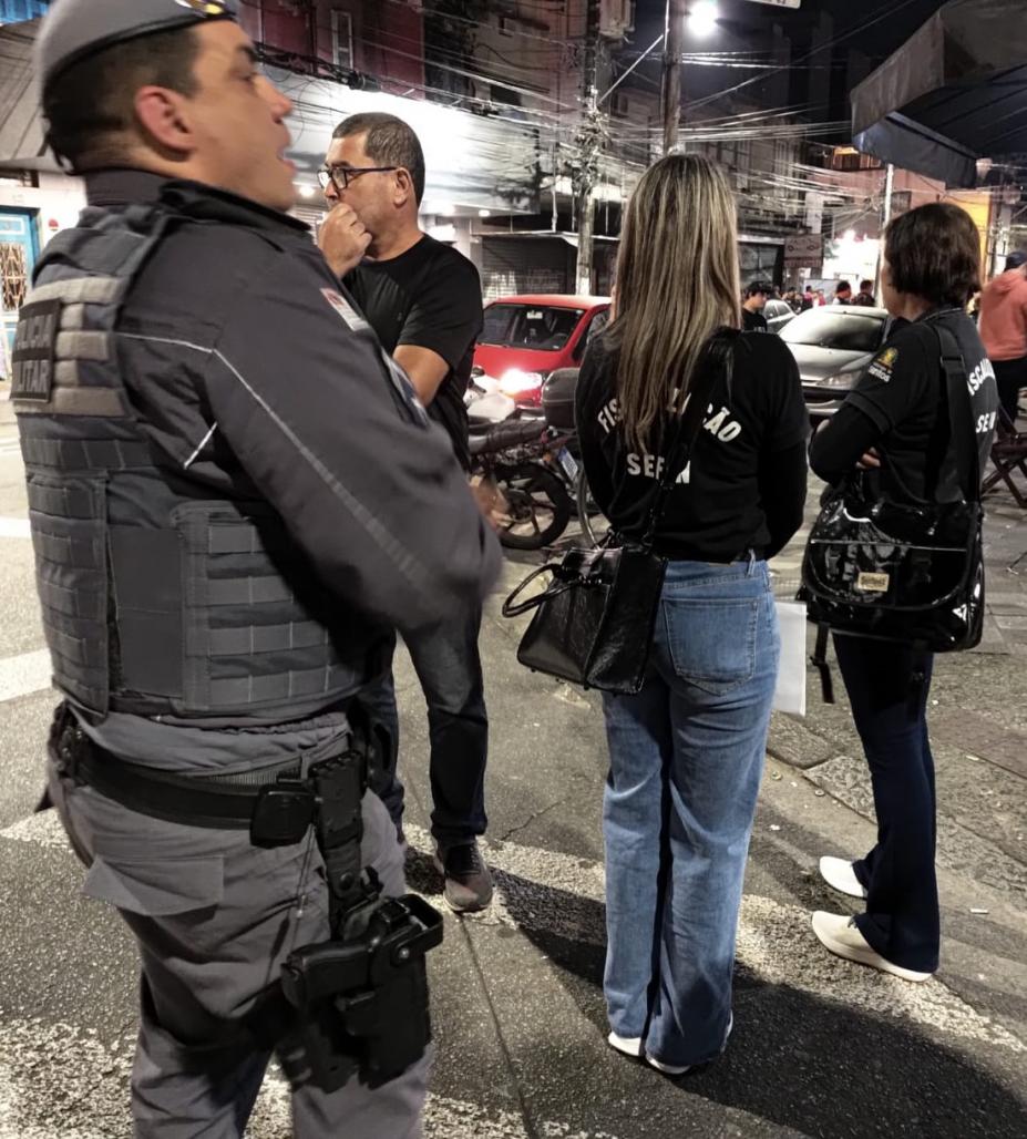 policiais e fiscais em pé durante a operação #paratodosverem