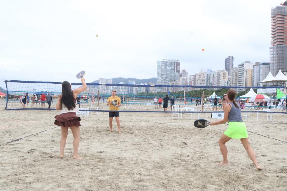pessoas jogando beach tennis #paratodosverem