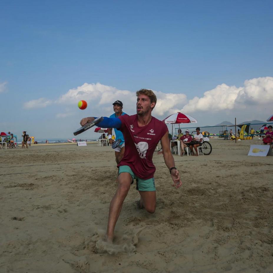 jogador de beach tennis competindo. #Paratodosverem