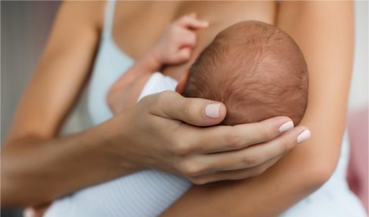 mulher com bebê no colo. Imagem em close