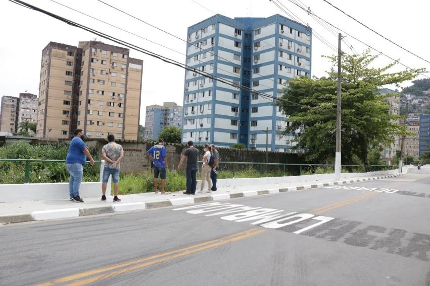 Representantes da Prefeitura realizam vistoria próximo a canal no bairro do Saboó. #pracegover