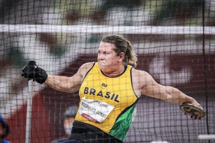 beth gomes se prepara para o lançamento do disco. Ela usa a camiseta da seleção brasileira. #paratodosverem