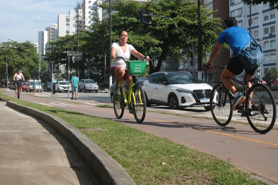 pessoas de bicicleta em ciclovia #paratodosverem 