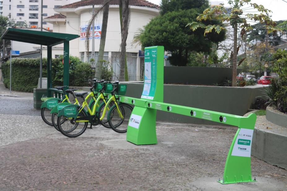 bicicletas paradas em estação do bike santos. #paratodosverem