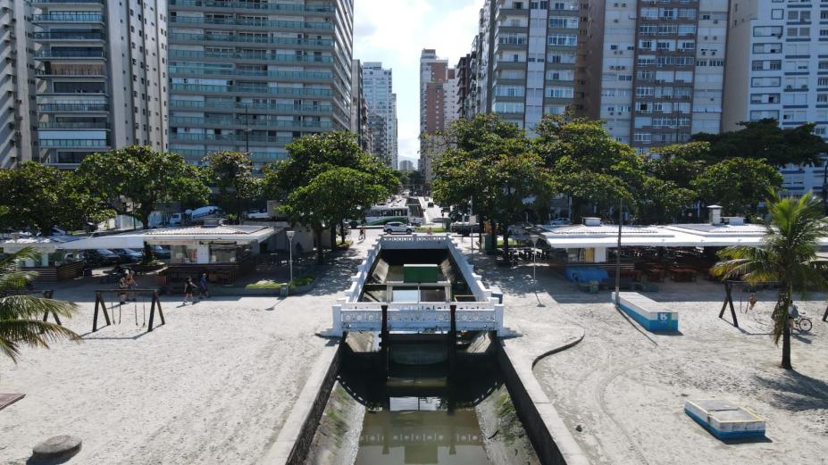 visão de canal e prédios #paratodosverem