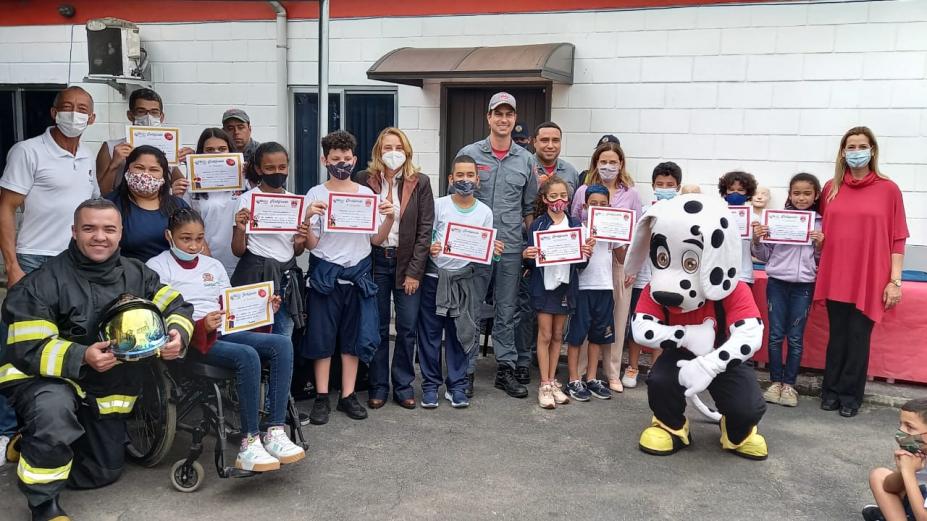 crianças estão em pé posando para foto e segurando seus certificados de participação em curso. #paratodosverem