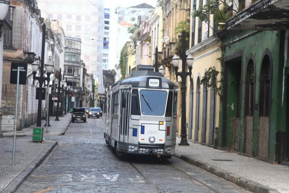 O bonde arte circulando por rua do centro histórico. #paratodosverem