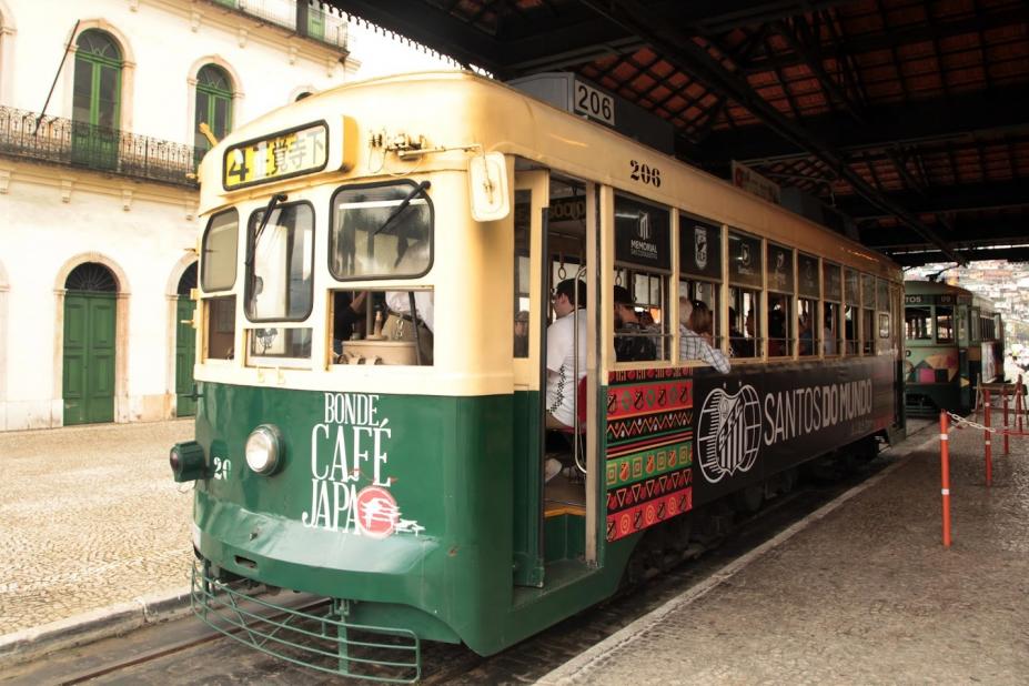 o bonde café japão parado na estação do valongo em frente ao museu pelé. #paratodosverem 