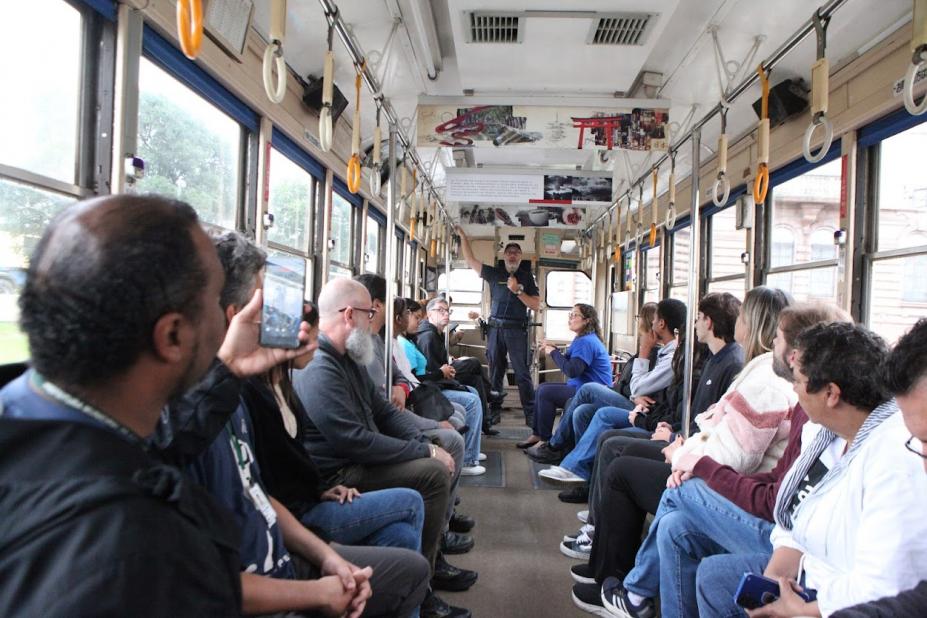 pessoas passeando de bonde #paratodosverem 
