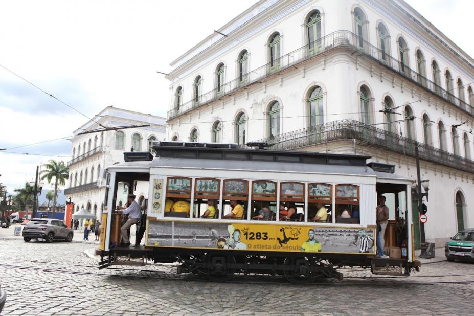 bonde circulando no museu pelé #paratodosverem