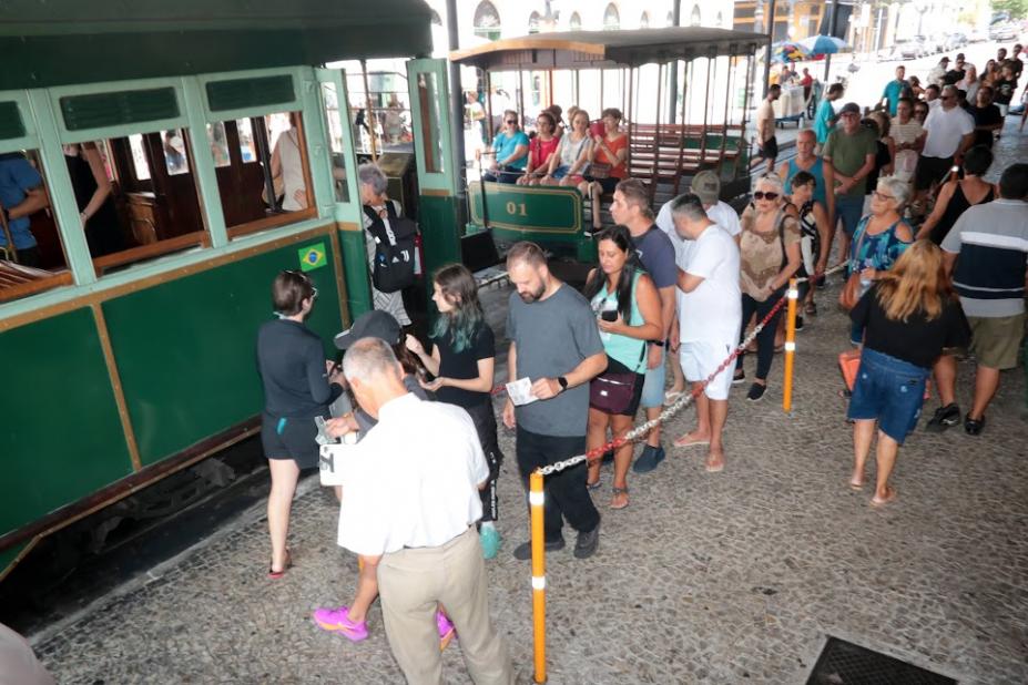 pessoas na fila do bonde #paratodosverem