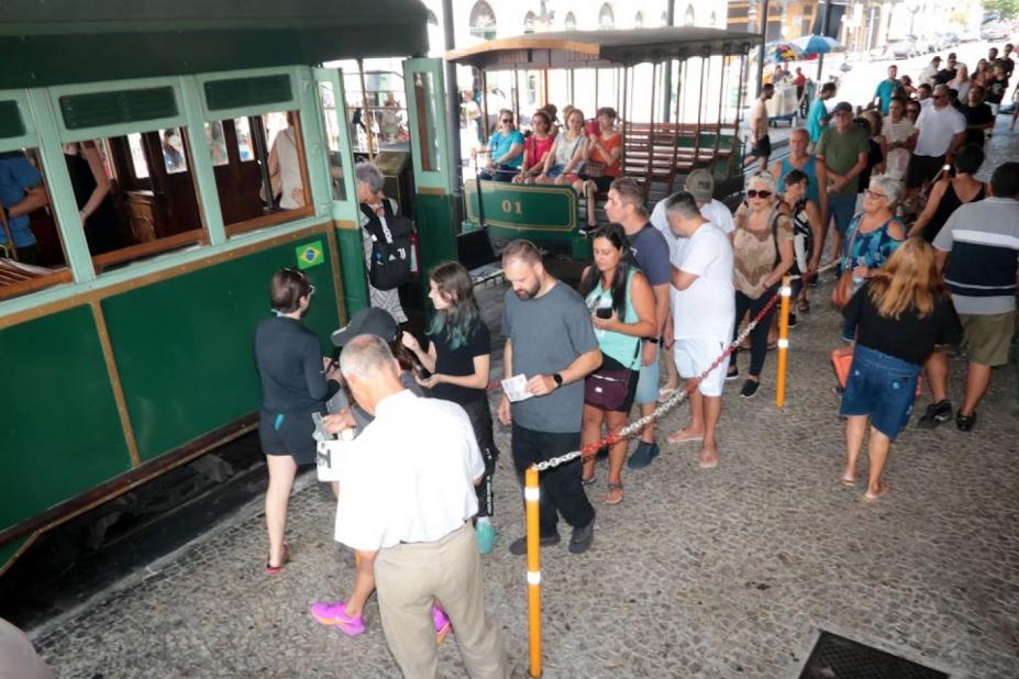 passageiros entrando no bonde #paratodosverem