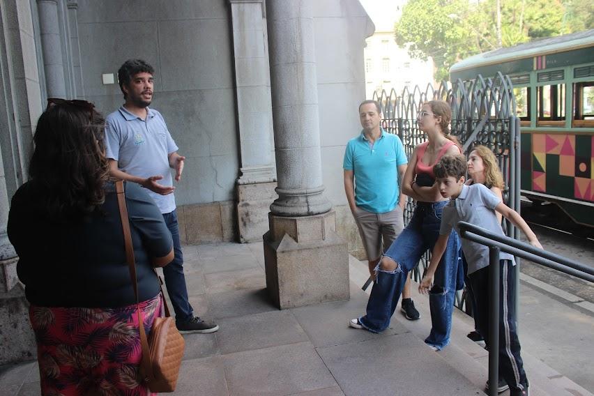 bonde está parado na linha na frente da catedral. Visitantes estão entrando na igreja. #paratodosverem