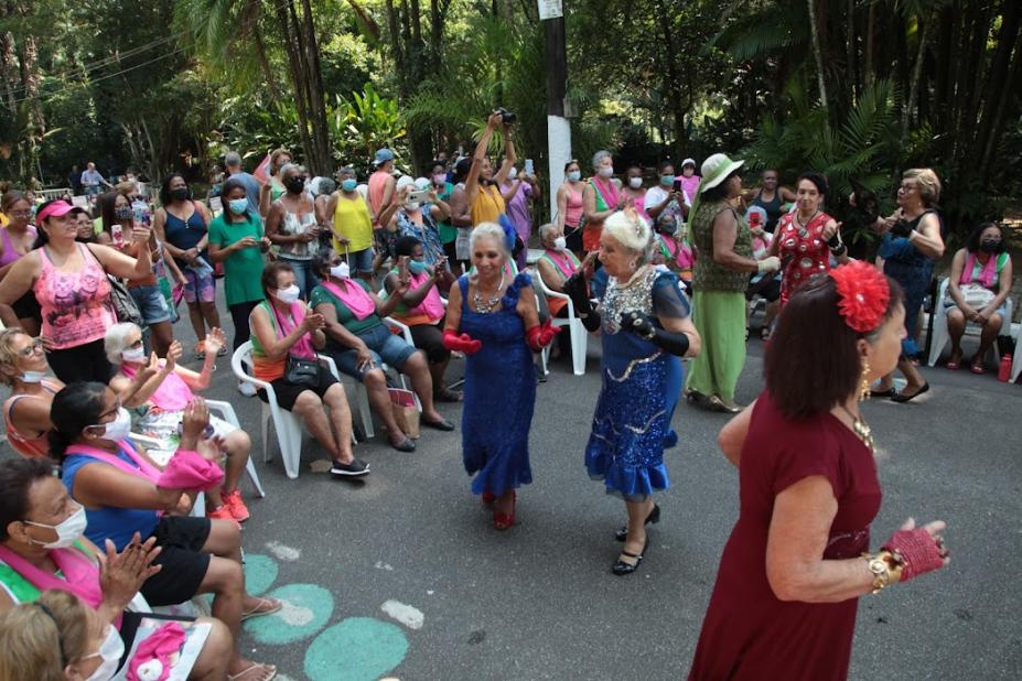 Idosas realizam apresentação de dança em alameda do parque. #pratodosverem