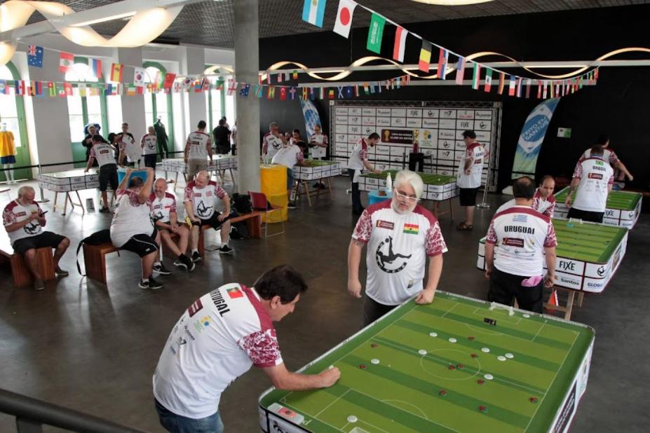 pessoas jogando botão no Museu Pelé