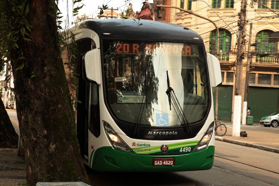 ônibus parado em praça #paratodosverem 