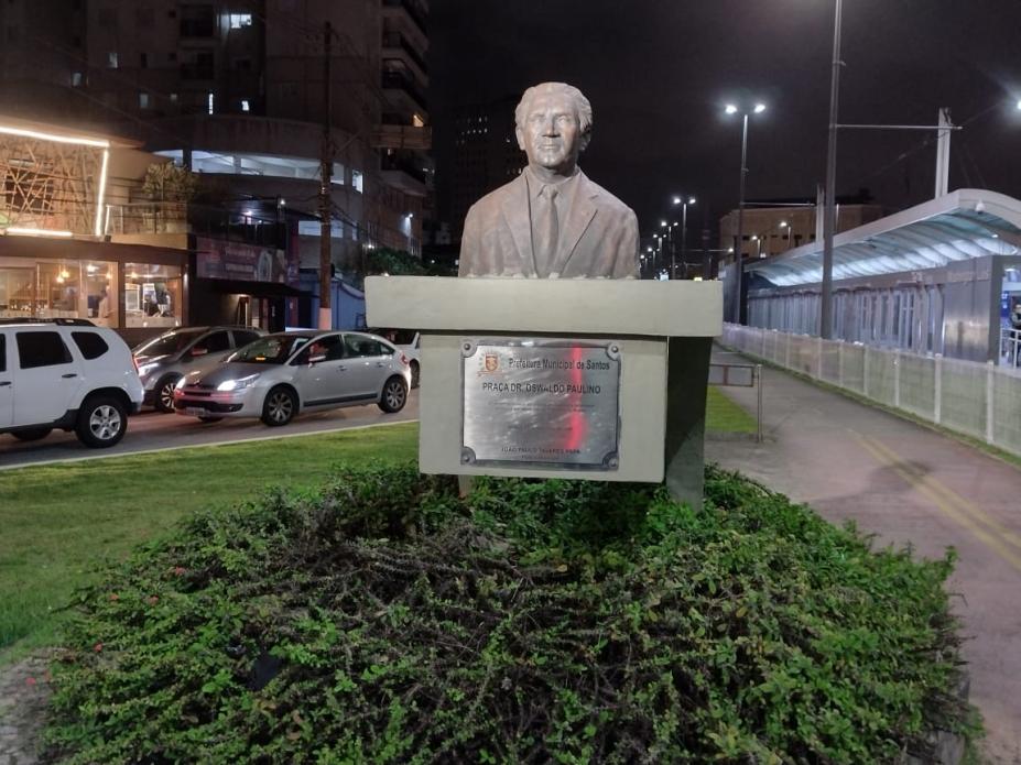 busto sobre canteiro gramado. #paratodosverem
