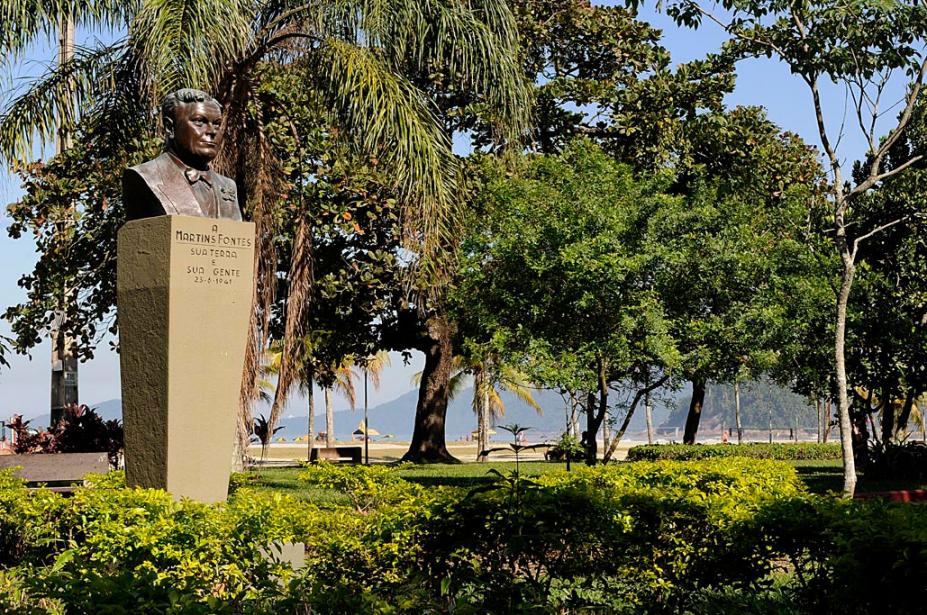 busto de martins fontes no jardim da orla de santos. #paratodosverem 