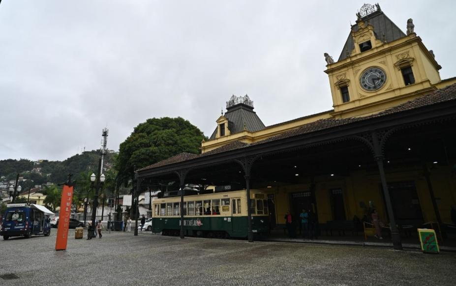 o bonde café em frente à estação do valongo. #paratodosverem