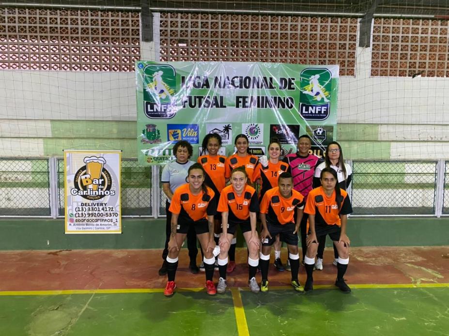 Meninas do futsal posam para foto na quadra #paratodosverem