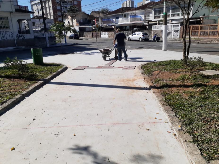 calçadas com novo piso em concreto e colocação de piso podotátil ao fundo. #paratodosverem