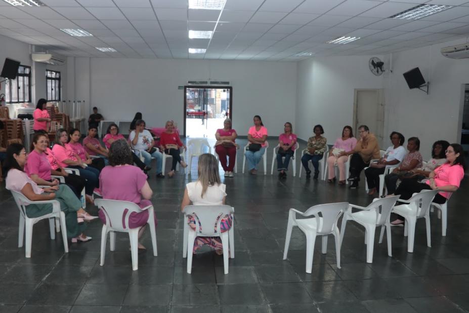 mulheres em círculo conversando #paratodosverem