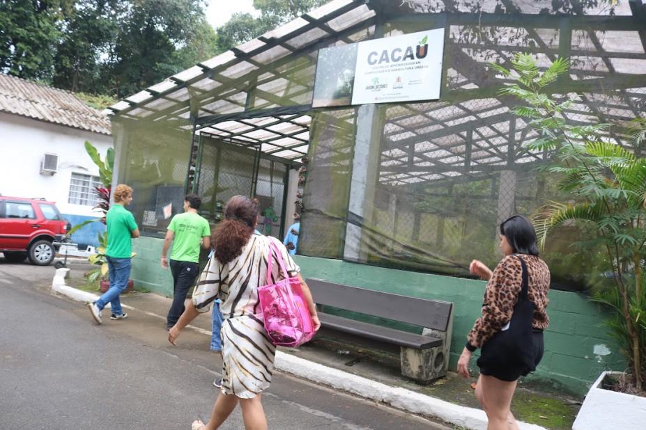 pessoas na porta do cacau #paratodosverem