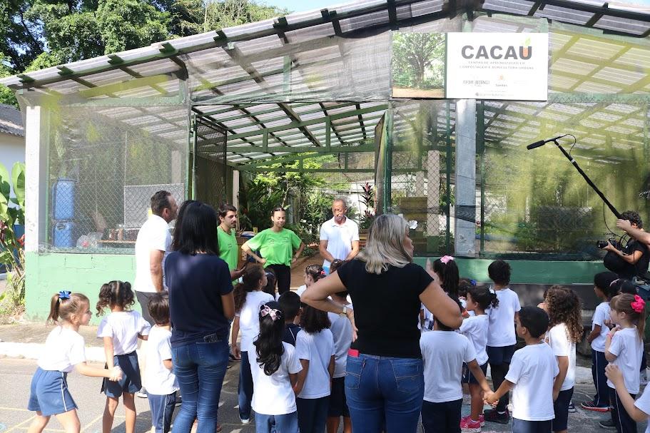 crianças em espaço com plantas #paratodosverem