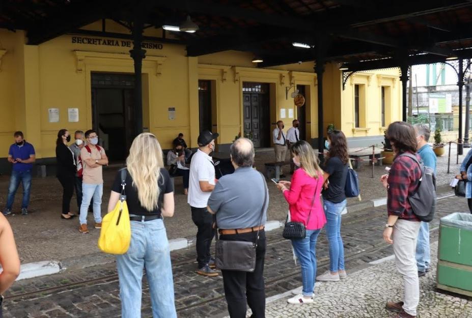 Pessoas aguardam em frente a estação #paratodosverem