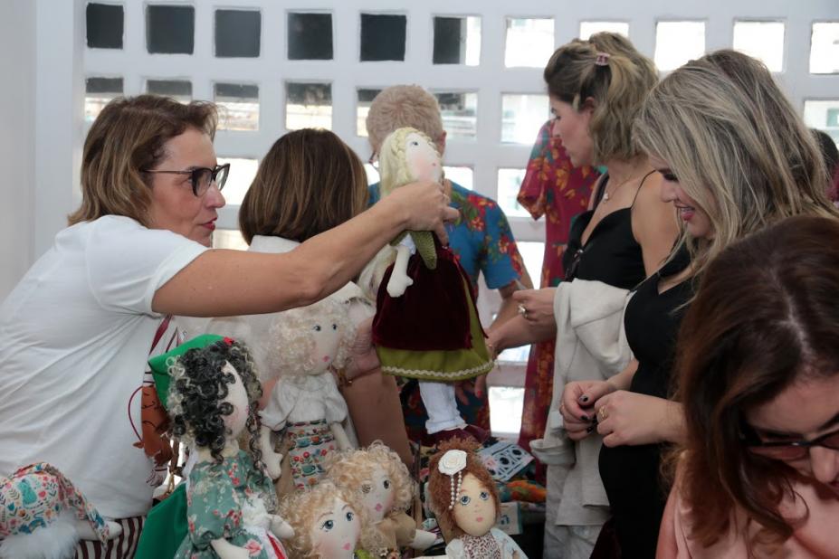 empresárias olham produtos #paratodosverem
