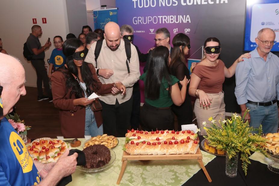 pessoas vendadas pegando comida #paratodosverem 