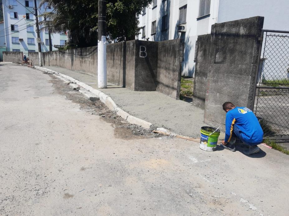 homem trabalha em calçada #paratodosverem 
