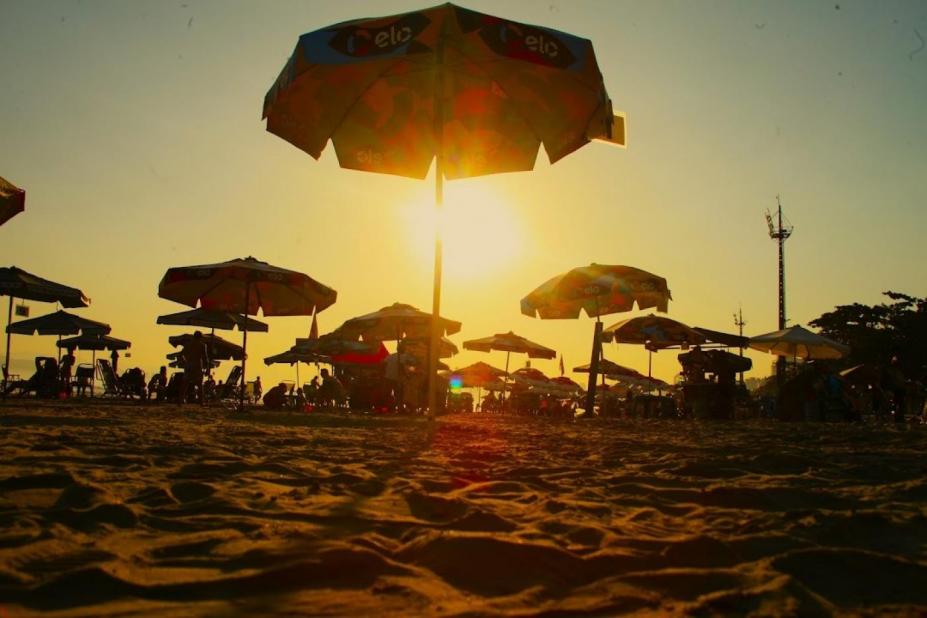 guarda sol na praia #paratodosverem 