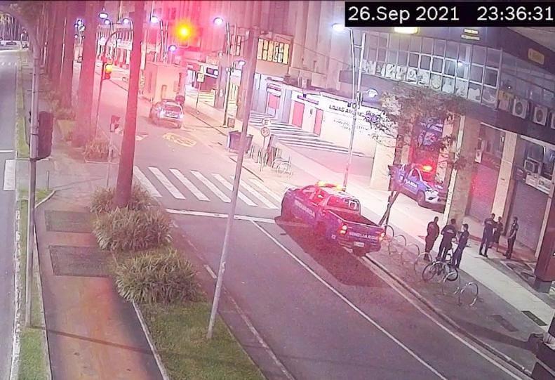 Guardas cercam suspeito em rua do Gonzaga #paratodosverem