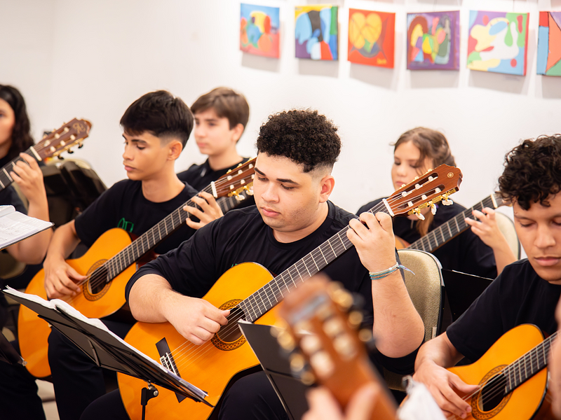 rapazes tocando violão #paratodosverem