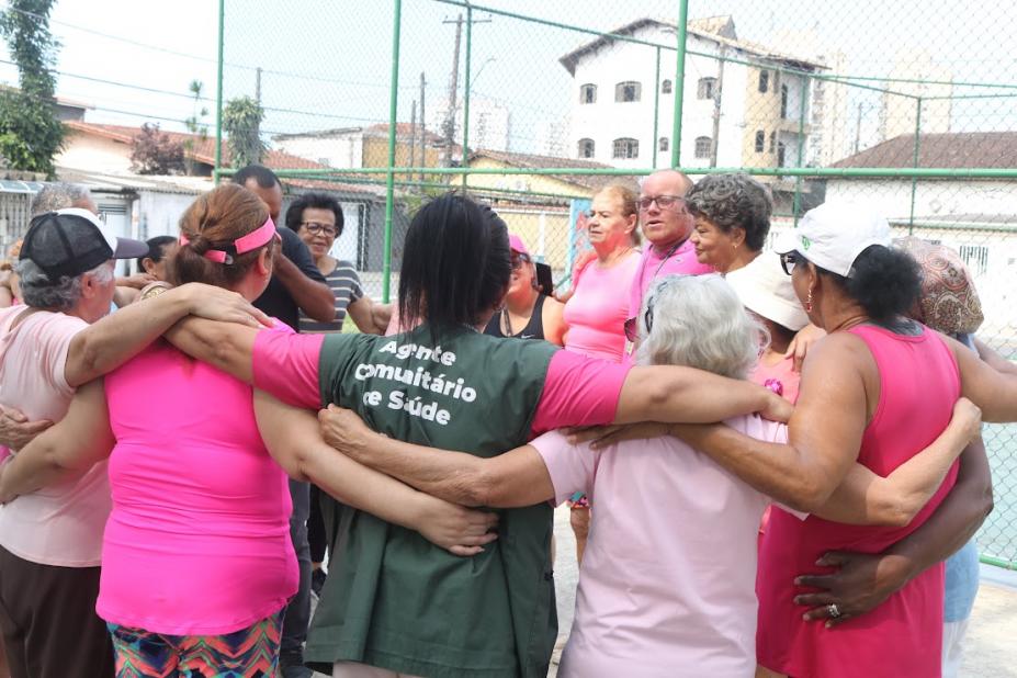 pessoas abraçadas na caminhada #paratodosverem
