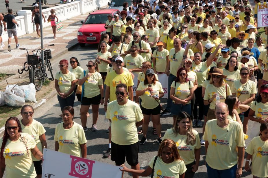 mulheres caminhando de amarelo #paratodosverem 