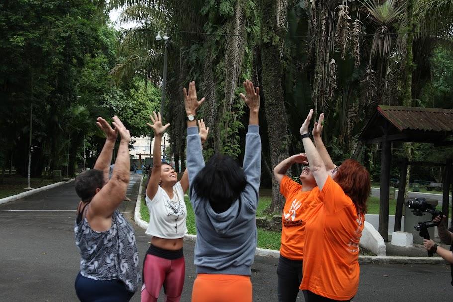 Mulheres participam de exercícios ao ar livre. #pratodosverem