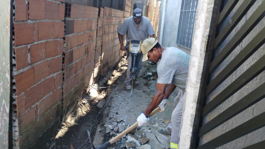 dois homens trabalham na demolição de calçada. #paratodosverem