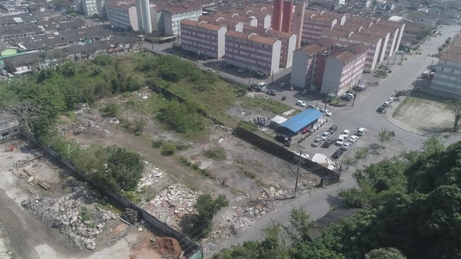 Foto aérea do terreno onde estará o campo. #paratodosverem
