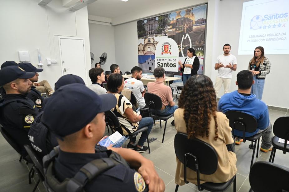 pessoas assistem a palestra #paratodosverem