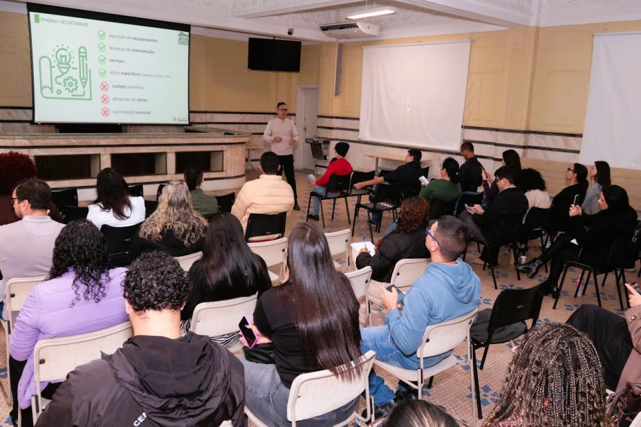pessoas passando por capacitação #paratodosverem