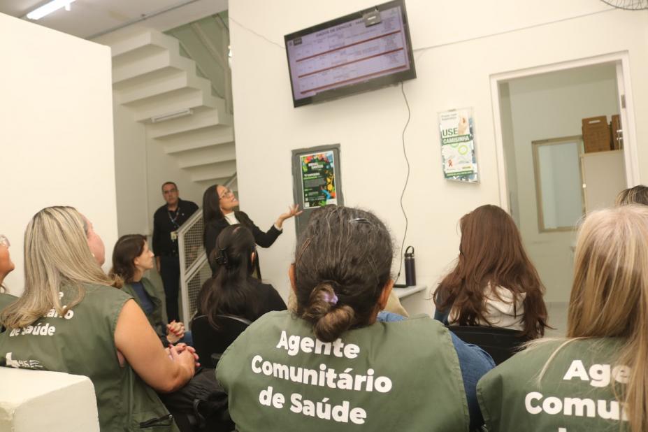 agentes assistem a capacitação #paratodosverem
